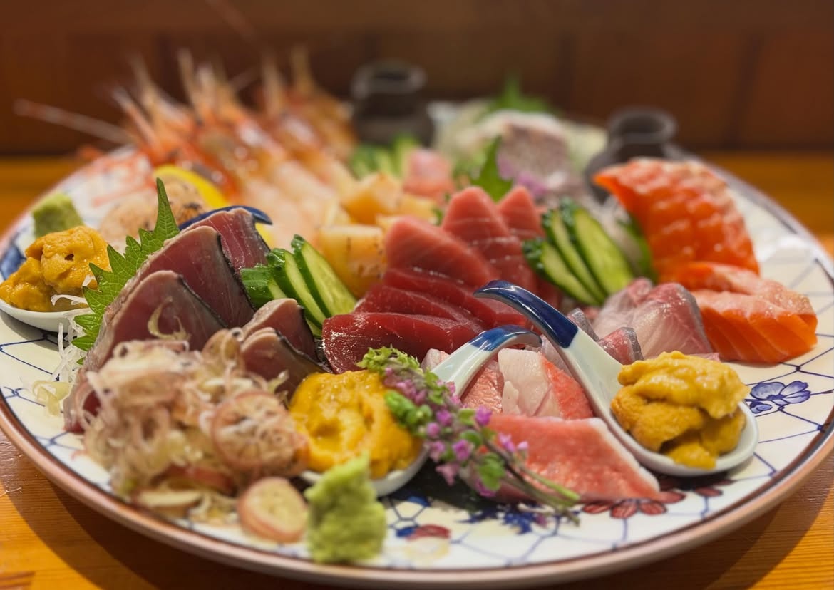 まぐろ、白身魚、うになどが盛られた刺身の一皿