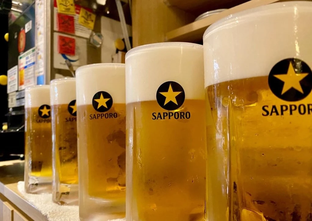 カウンターに並んだサッポロの生ビールジョッキ