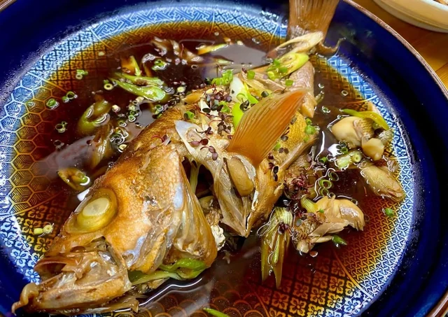 濃い煮汁と薬味を添えた魚の煮付け