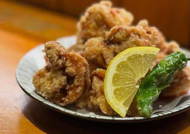 レモンと大葉を添えた唐揚げ
