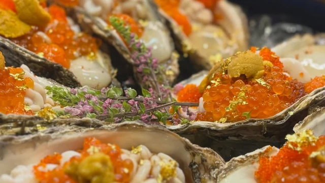 いくらや薬味を添えた殻付きの牡蠣