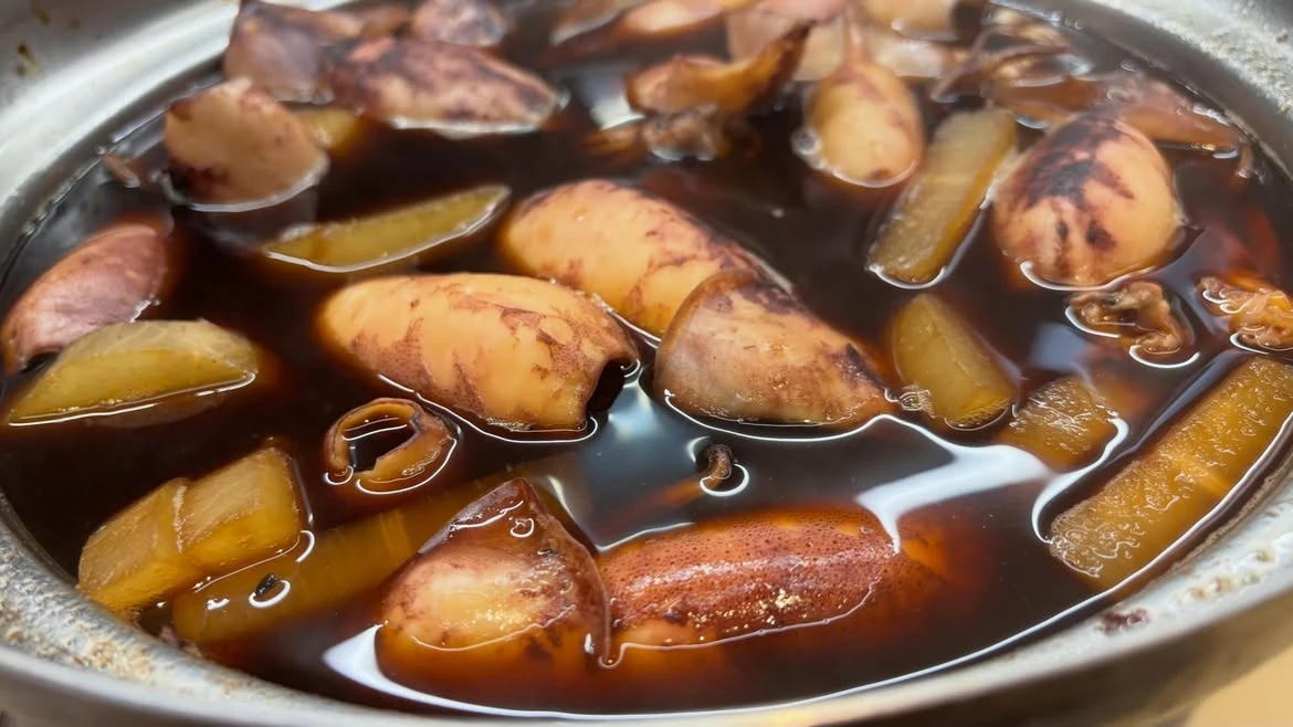 鍋いっぱいの具材を濃い煮汁で煮込んだ料理