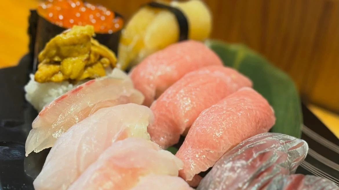 まぐろや白身魚などが並ぶにぎり寿司